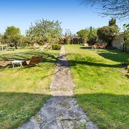 Dom wakacyjny Maison Caron Jardin, Spacieuse Et Familiale Les Landes-Genusson