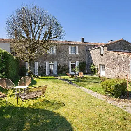 Dom wakacyjny Maison Caron Jardin, Spacieuse Et Familiale